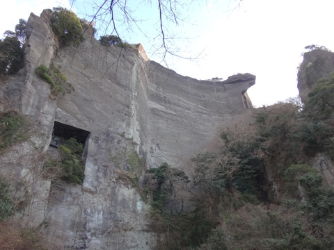 高さ100mの砂岩の壁