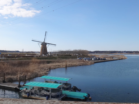 飯野竜神橋から見たオランダ風車
