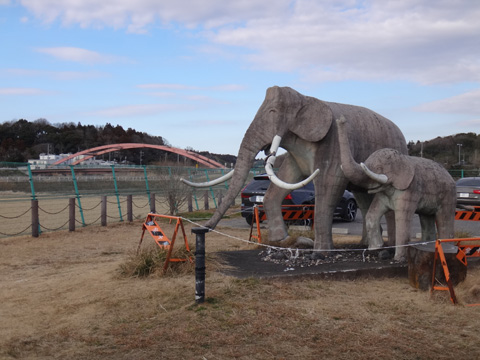 双子公園のナウマン象像