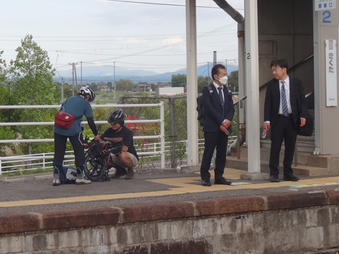 喜久田駅で自転車をパッキングするレイナ