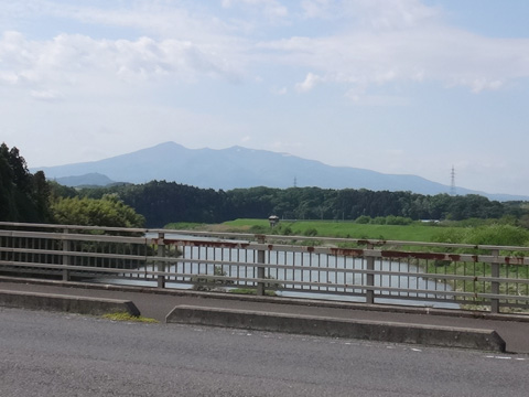 阿武隈川と安達太良山