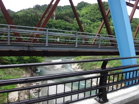 実川島橋から実川を見下ろす