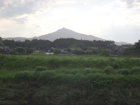 頂が一つになった筑波山