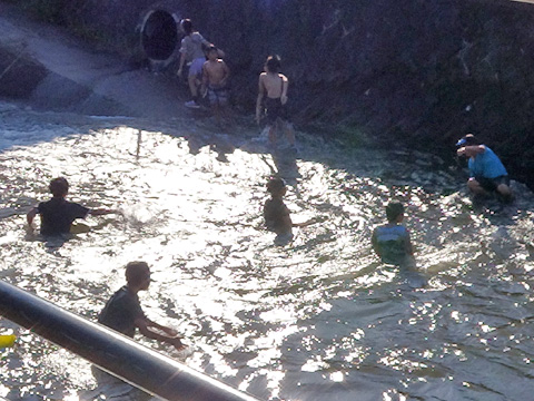 川遊びをする子供たち