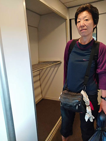 特急デッキの荷物置き場