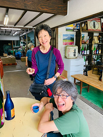 試飲するサイダーとサリーナ