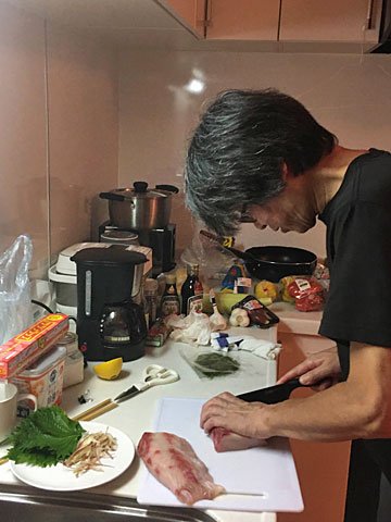 刺身を準備するサイダー