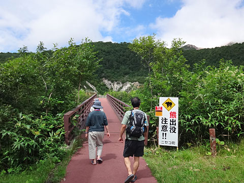 登山口から橋を渡る