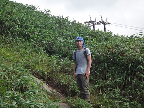 山男レイが山頂へ向かう