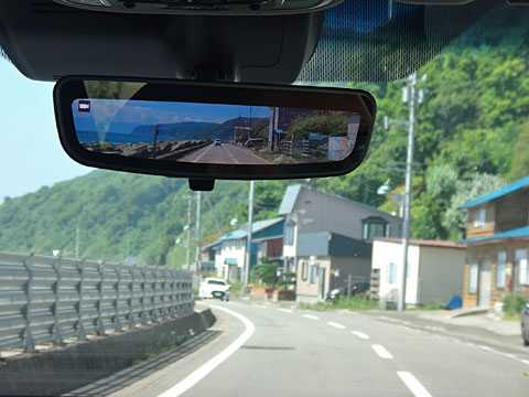 山が迫る道路沿い