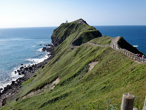 岬の灯台が近づく