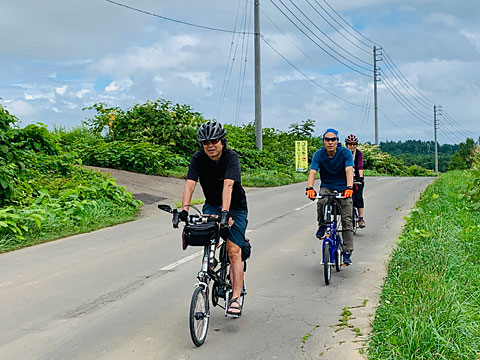 広い空の下を走る