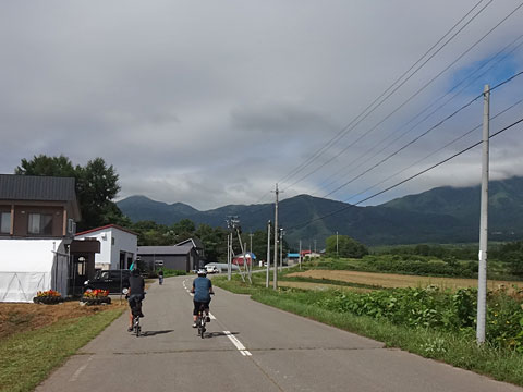 正面右にニセコアンヌプリ