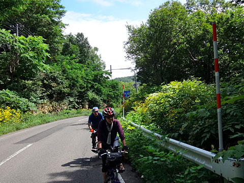 上るサリーナとレイ