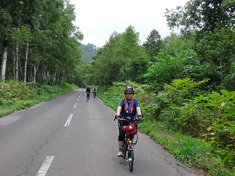 森の中の道を下る