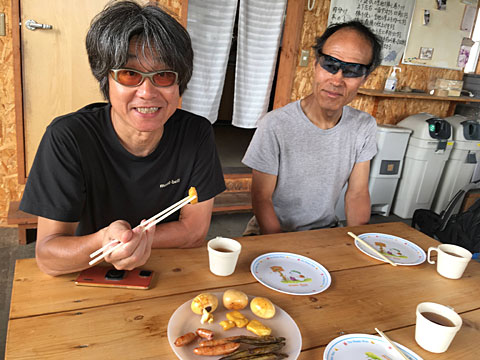 チーズの燻製を味見