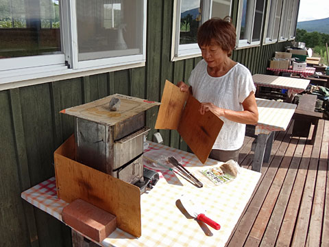 風除けの囲いを立てる