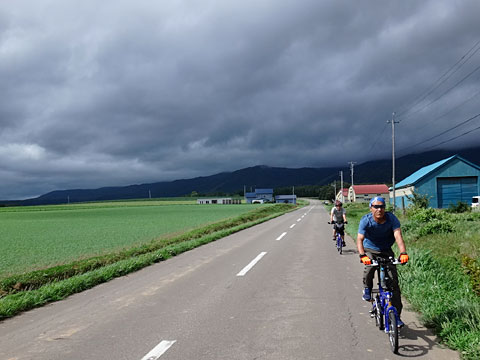 さらに牧草地を進む