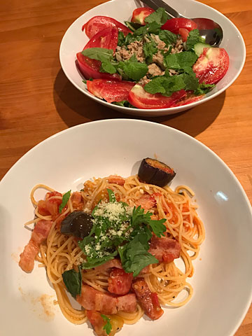 夕食のパスタとサラダ