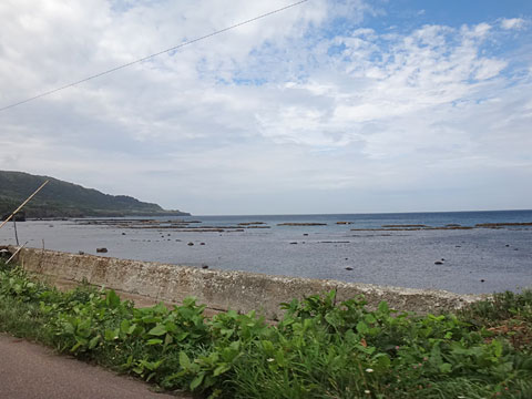 湾の先に弁慶岬