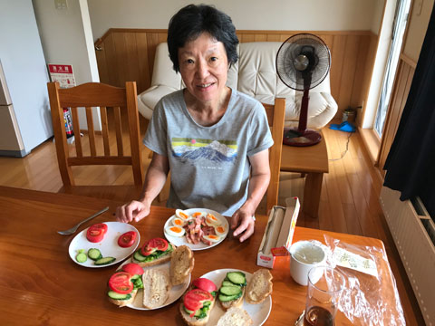 サンドイッチを作るサリーナ