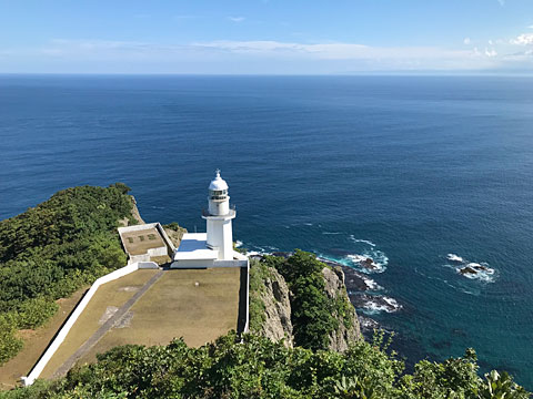 地球岬灯台と水平線