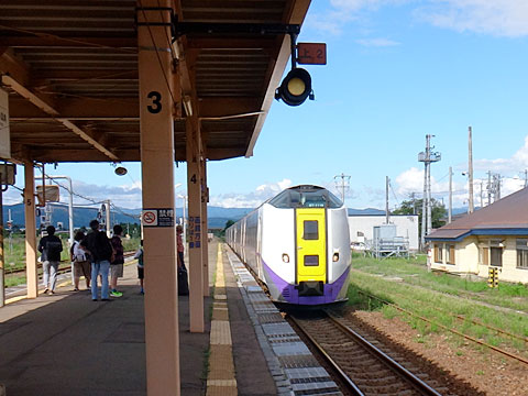 長万部駅に到着した特急北斗