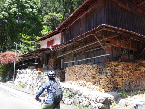 薪が積まれた民家