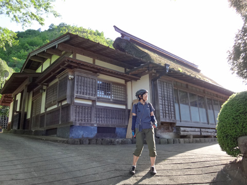 寸庭の茅葺き屋根の民家