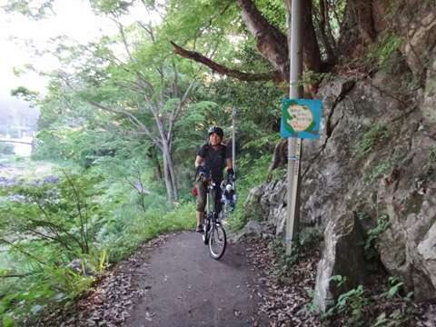 遊歩道を行くマコリン