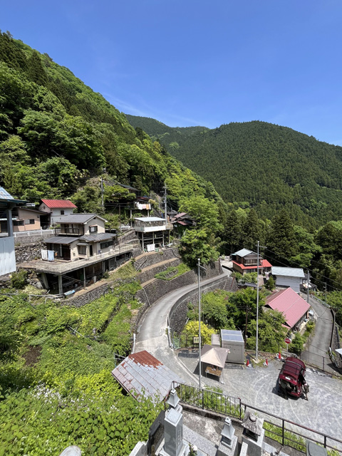 南側から見た境の集落