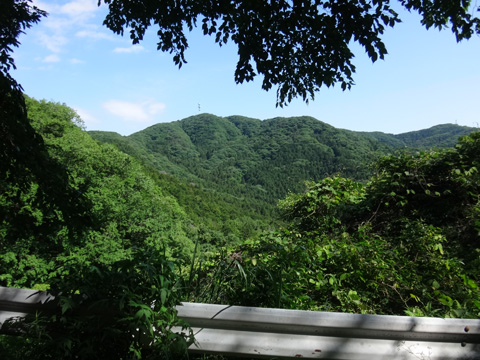 不動峠への上りから見る宝篋山