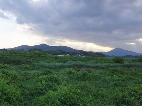 石岡付近から見る宝篋山と筑波山