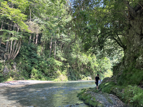 南秋川の河原で涼むサイダー