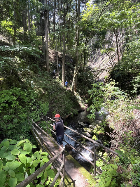 雨乞いの滝へのアプローチ