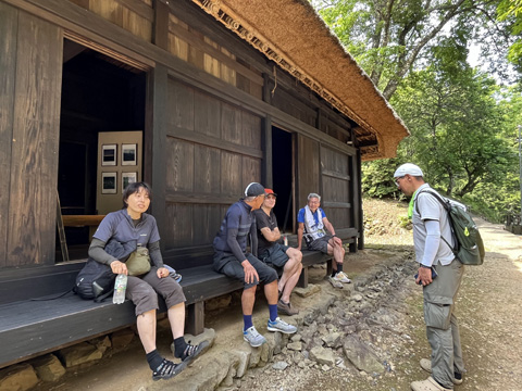 縁側でくつろぐ人々