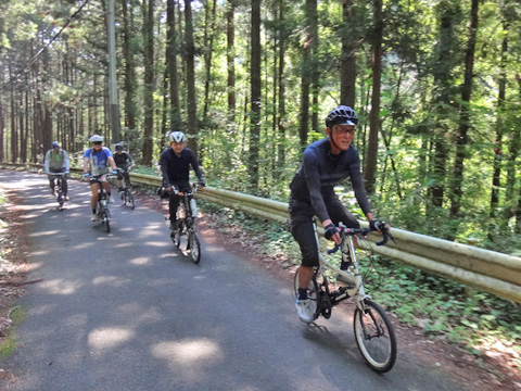 秋川沿いを行く面々