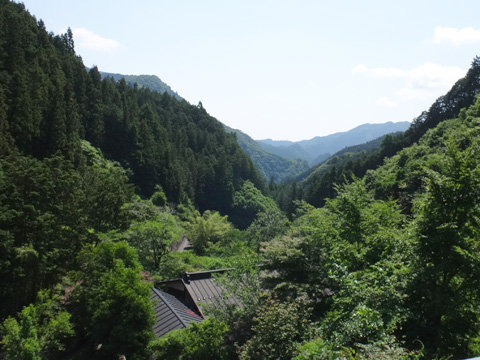 伝統的な民家を下に