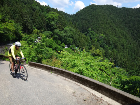 崖を行くサイクリスト