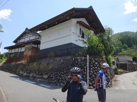 土蔵と伝統的な造りの民家