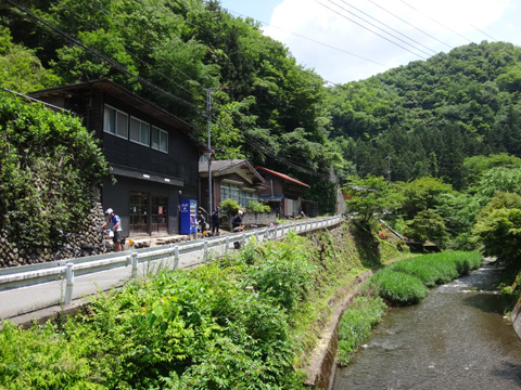 藤原の北浅川と自動販売機