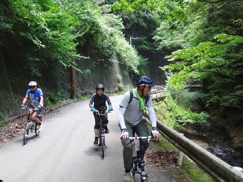 小林家住宅へ上る面々