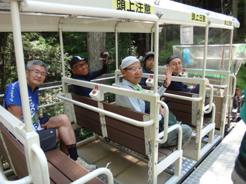 モノレールに乗り込んだ面々