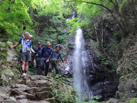 払沢の滝の前で