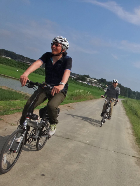 越辺川沿いの田んぼの中を行くミッチー