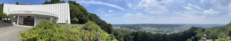 さくらの山公園最上部に立つ世界無名戦士之墓