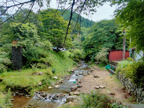 きまぐれ喫茶の横を流れる沢