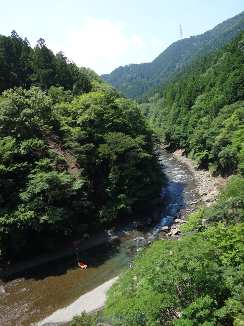 長者屋敷キャンプ場付近の中津川