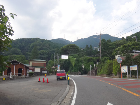 蓑毛からヤビツ峠を振り返る