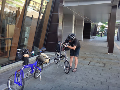 自転車を組み立てるサイダー